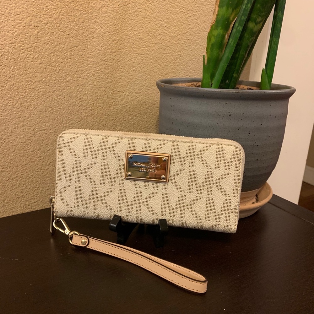 Michael Kors wallet wristlet